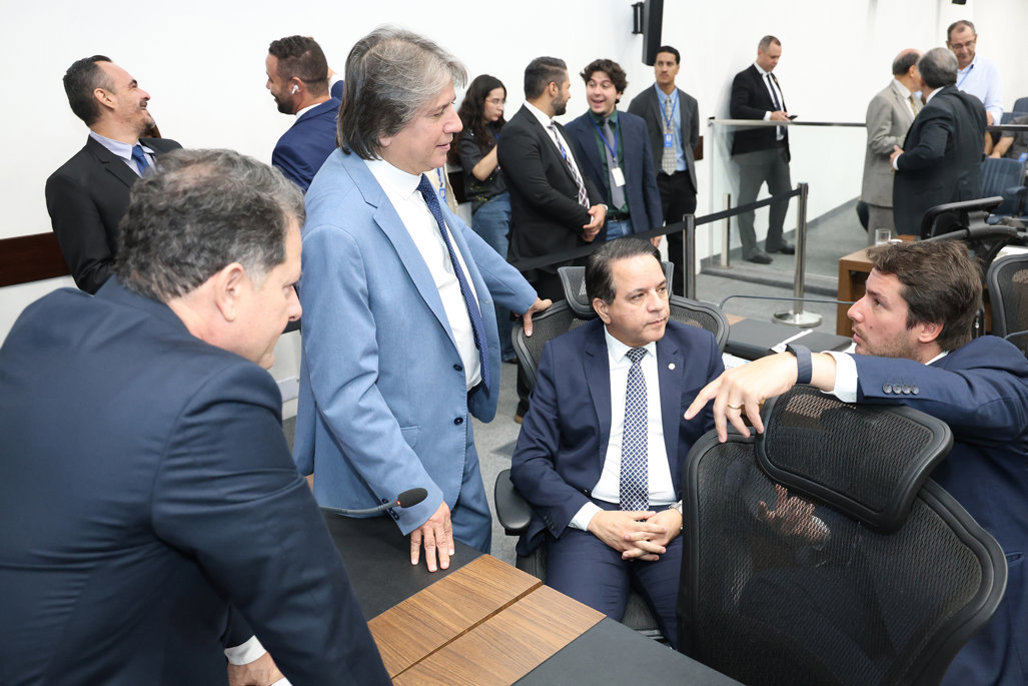 Na sessão, foram aprovados 11 projetos de entrega de títulos e 7 de comendas