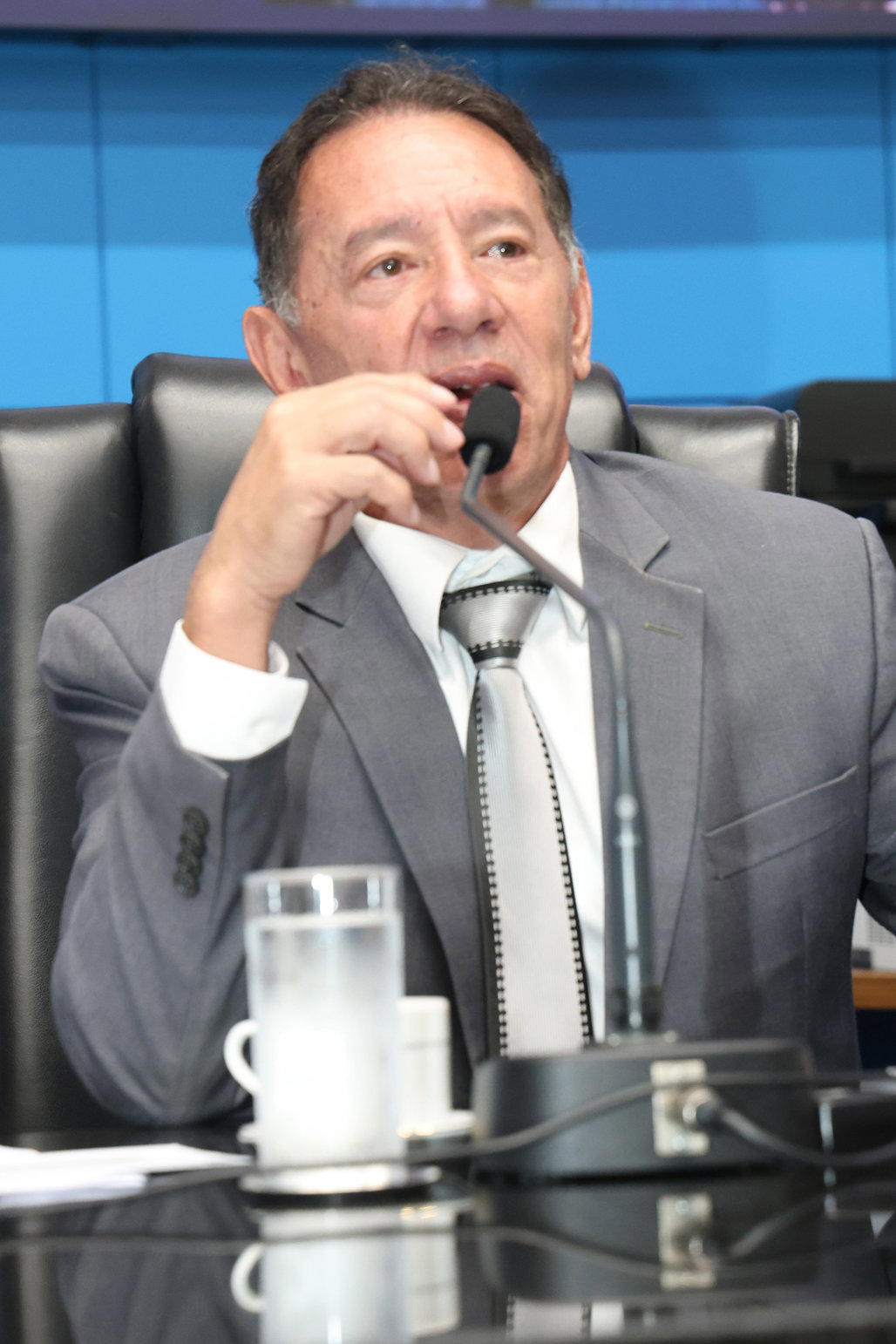 Gerson Claro levantou sessão com base em Regimento Interno