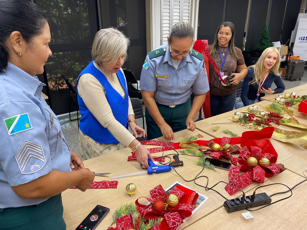 Servidoras participam de oficina 'Natal feito à mão' Foto: Waléria Ferraz)