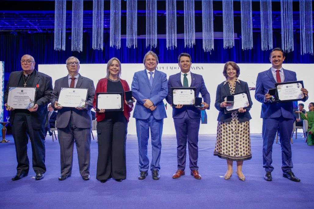 Caravina homenageia seis personalidades com título de cidadão e comenda na Assembleia