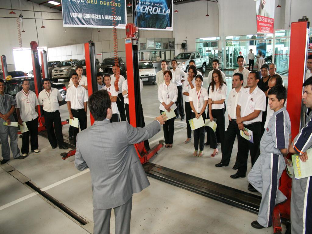 Imagem: Marcio Fernandes com funcionários da Toyota
