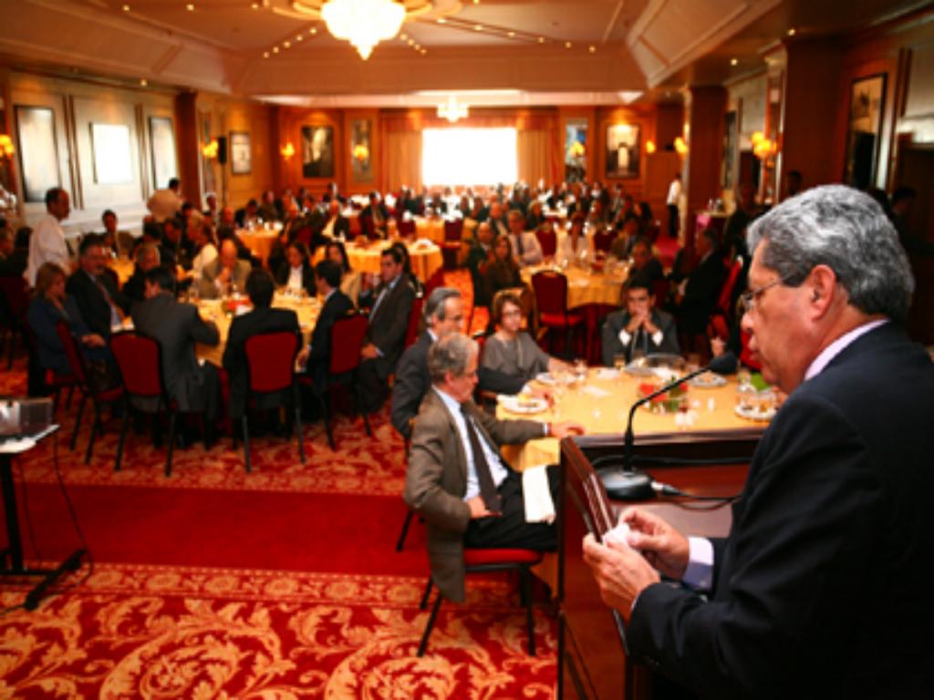 Imagem: Governador durante reunião em Lisboa