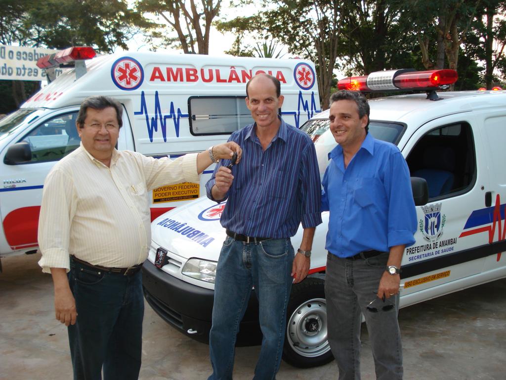 Imagem: Onevan entrega chaves da ambulância ao prefeito e vereador de Amambai