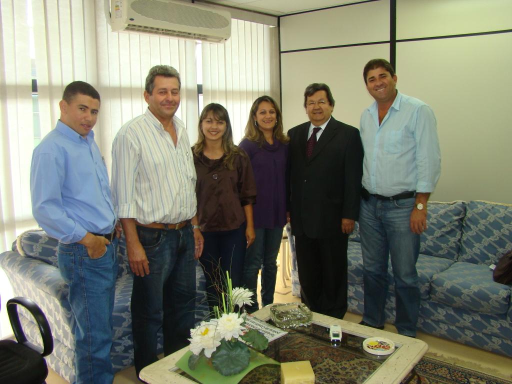 Imagem: Onevan, Marcílio e diretores das entidades beneficiadas de Novo Horizonte do Sul