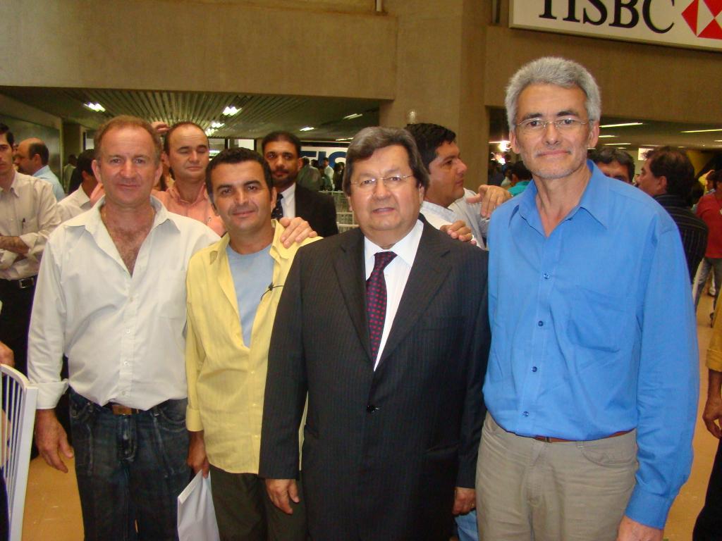 Imagem: Onevan junto com o prefeito Dodô da Rocha e vereadores de Selvíria