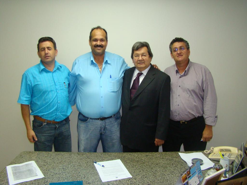 Imagem: Onevan, dr. Jairo e dirigentes da EE "Hilda Bergo Duarte"