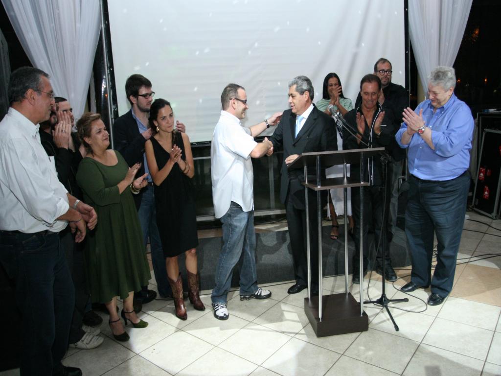 Imagem: André Puccinelli e elenco do filme após discurso