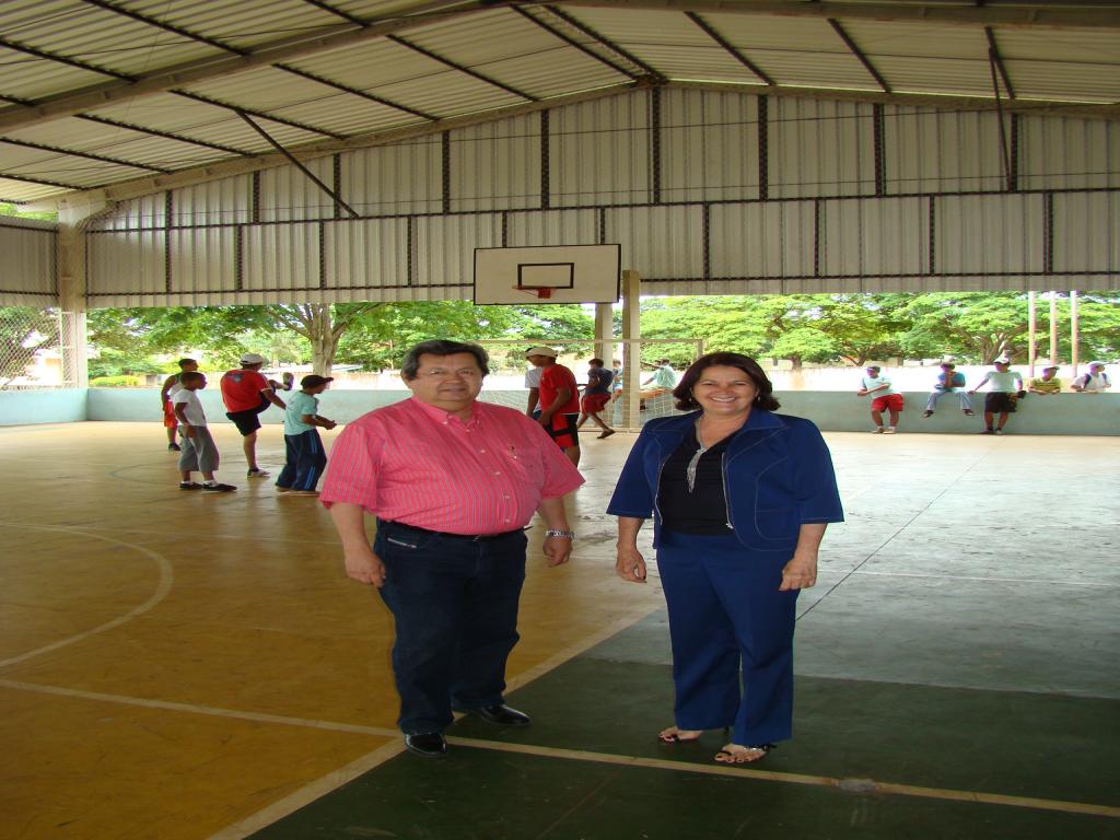 Imagem: Onevan e Otília visitam quadra da EE "13 de Maio"