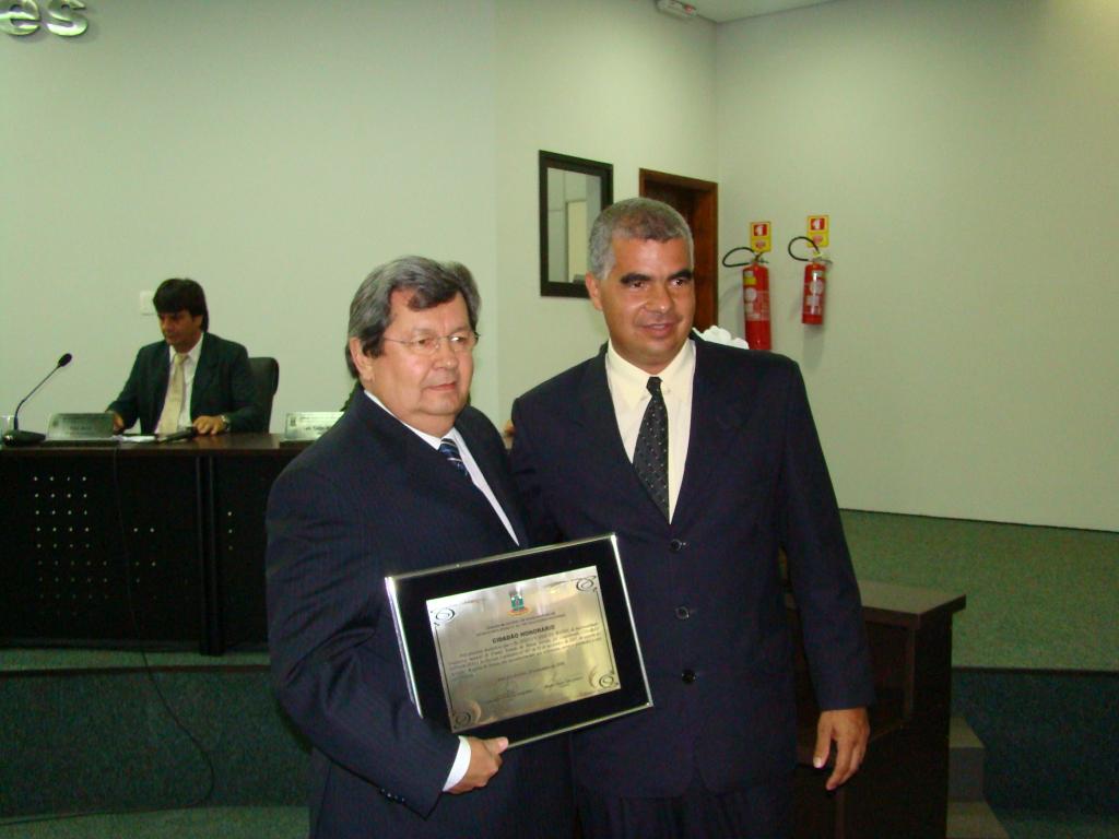 Imagem: Onevan recebe do vereador Rogério de Souza o título de cidadão