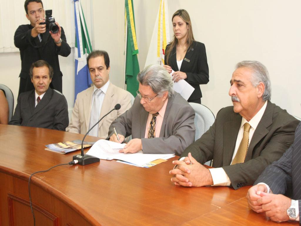 Imagem: Procurador-geral de Justiça, Miguel Vieira da Silva assina o lançamento do programa "Conversando com o MPE"