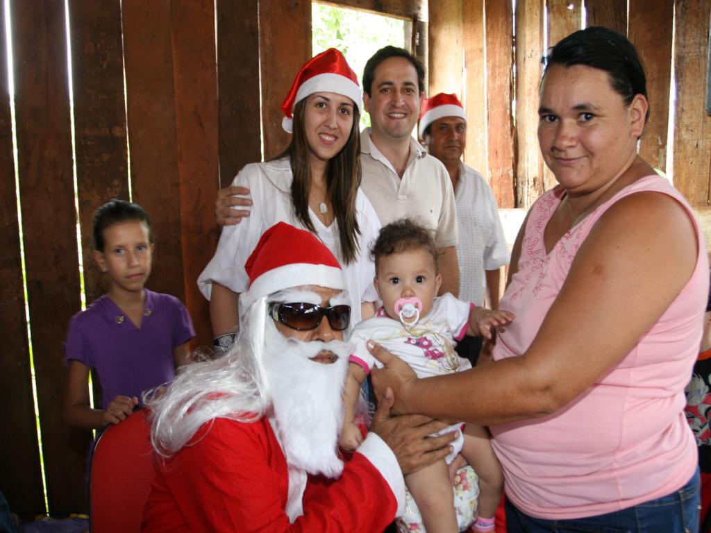 Imagem: Marcio Fernandes, com sua esposa Flávia e Papai Noel fazem entrega de brinquedos