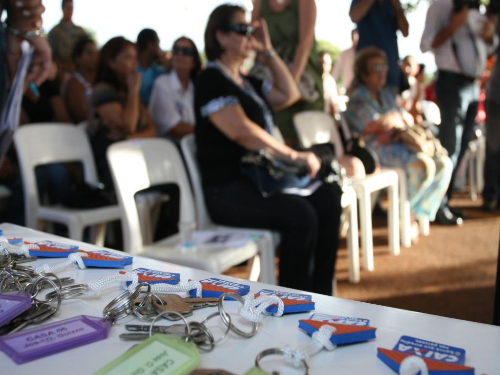 Imagem: Moradores recebem chaves das casas no residencial Octávio Quizo