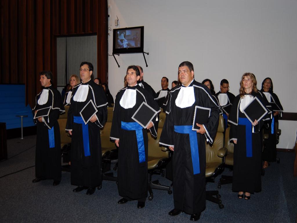 Imagem: Servidores da Assembleia Legislativa recebem diplomas da Unisul 