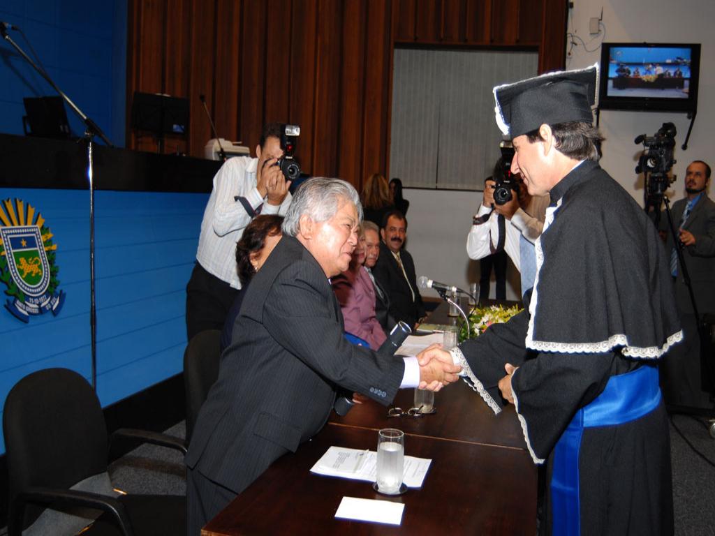 Imagem: Deputado Akira entrega diploma a formando da Unisul 