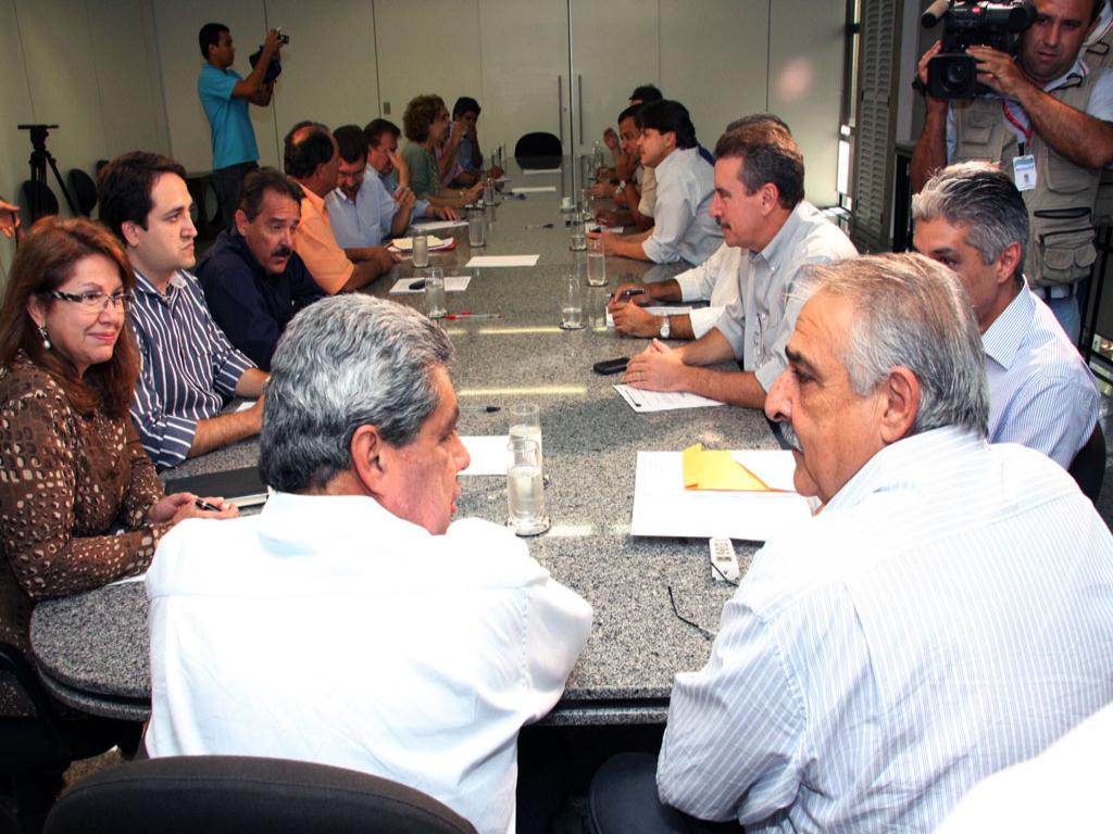 Imagem: Deputados em reunião com o governador André Puccinelli