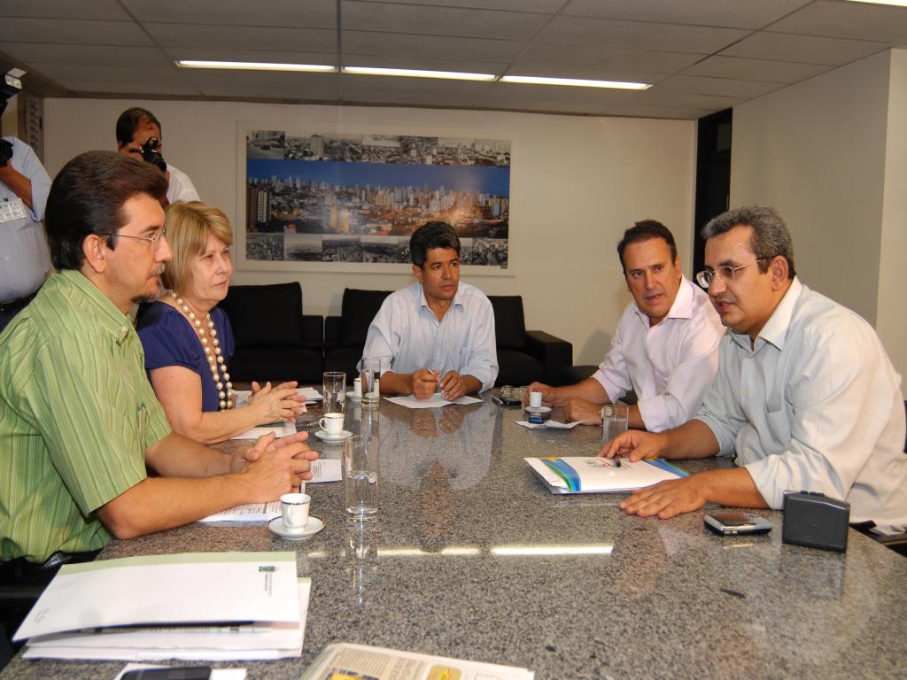 Imagem: Reitoria da UEMS e deputados se reuniram na sala da presidência