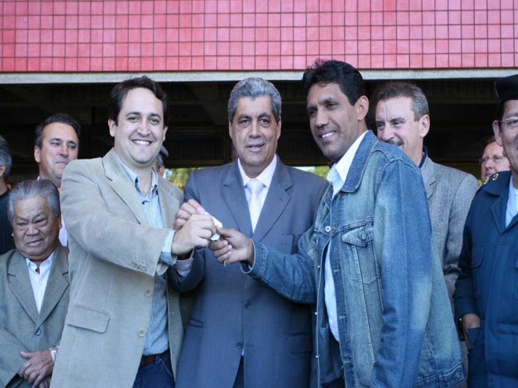 Imagem: Fernandes e André entregam chave ao prefeito de Jaraguari, Valdemir de Souza, o Carequinha