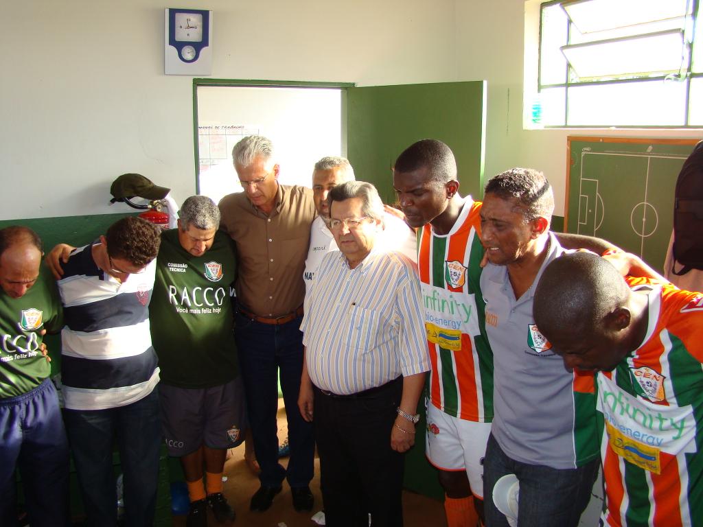 Imagem: Deputado participa de oração com equipe