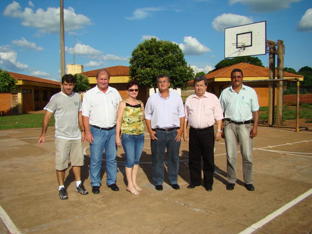 Imagem: Deputado, professores e vereadores visitam quadra que será coberta