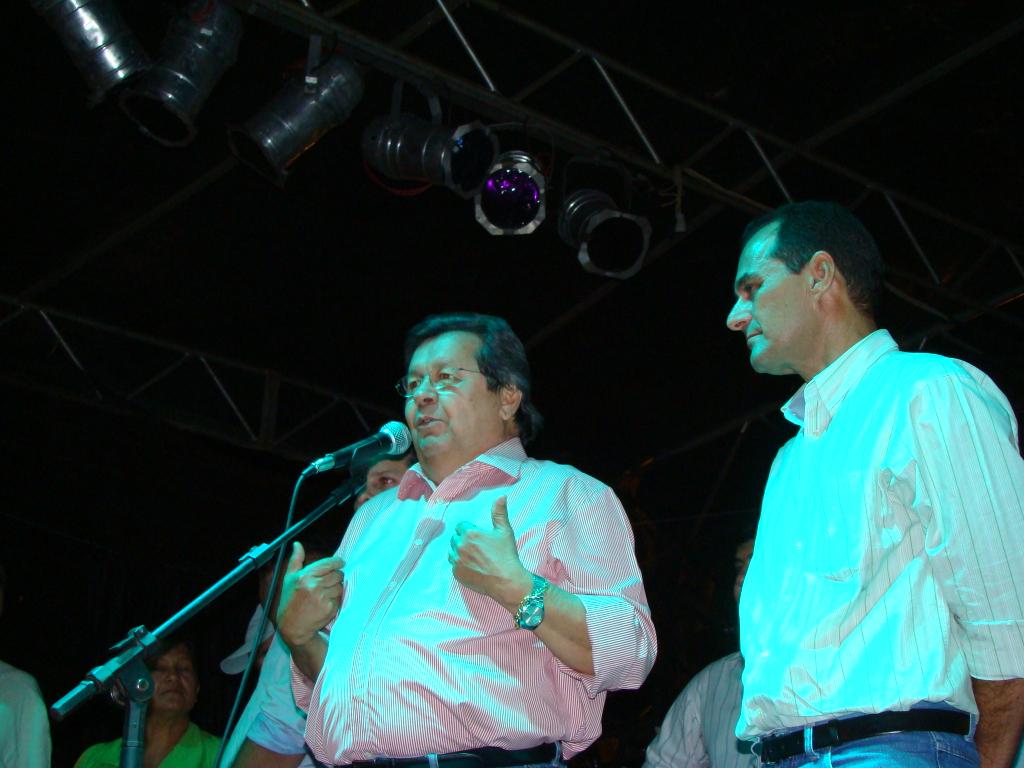 Imagem: Ao lado do prefeito Cassuci, Onevan cumprimentou angeliquenses