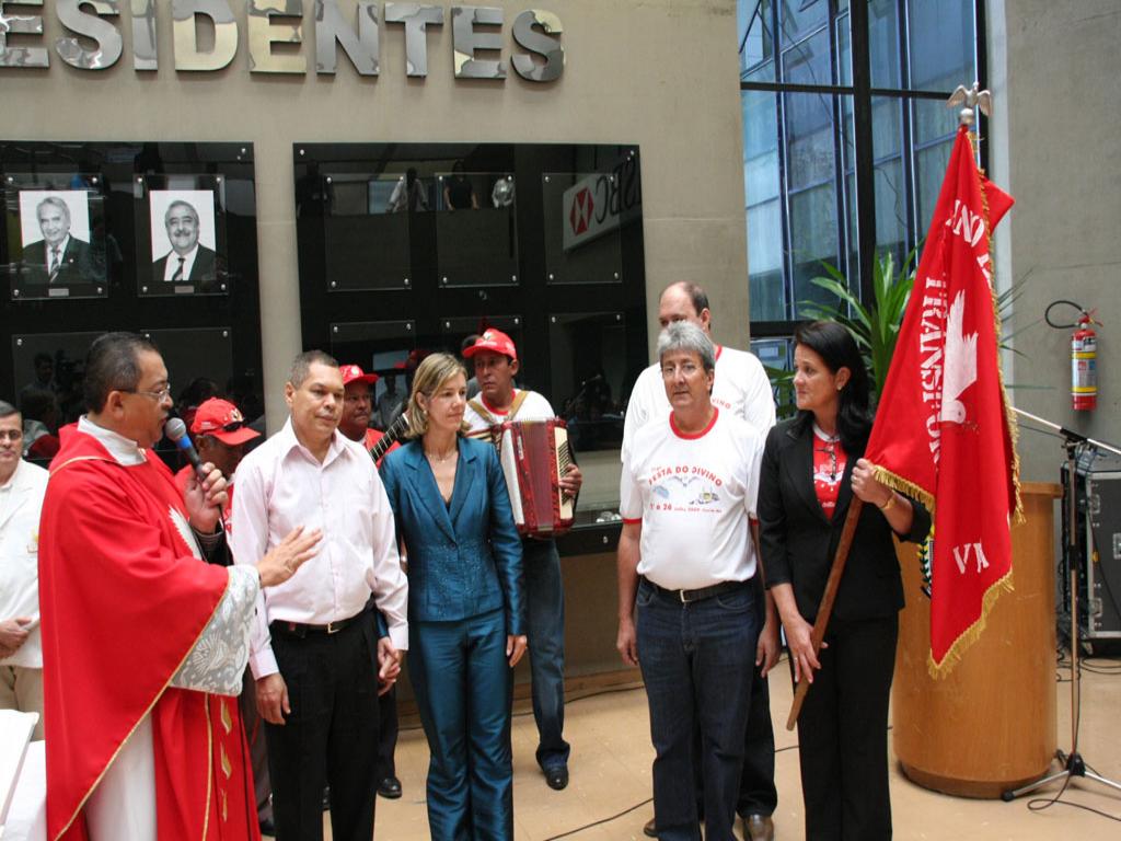 Imagem: Assembléia recebe bandeira e celebra Missa do Divino