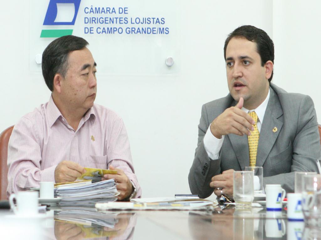 Imagem: Ricardo Kuninari e Marcio Fernandes, durante reunião na CDL