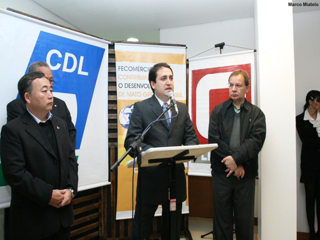 Imagem: Presidente da CDL, Ricardo Kuninari, e o deputado Marcio Fernandes