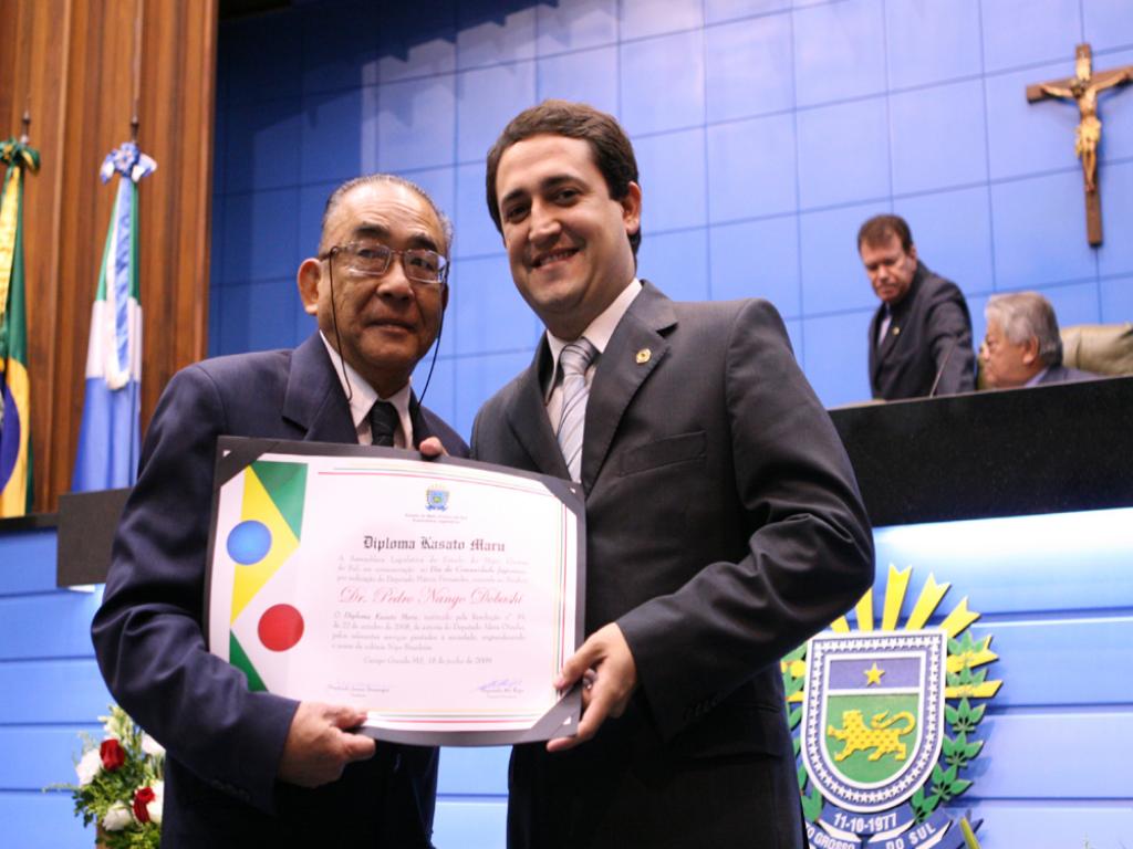 Imagem: Marcio Fernandes entrega Diploma Kasato Maru ao médico Pedro Nango Dobashi