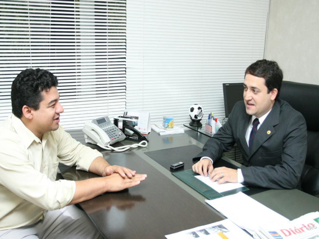 Imagem: Tony Ueno (PT do B) conversa com o deputado Marcio Fernandes sobre PEC dos Vereadores