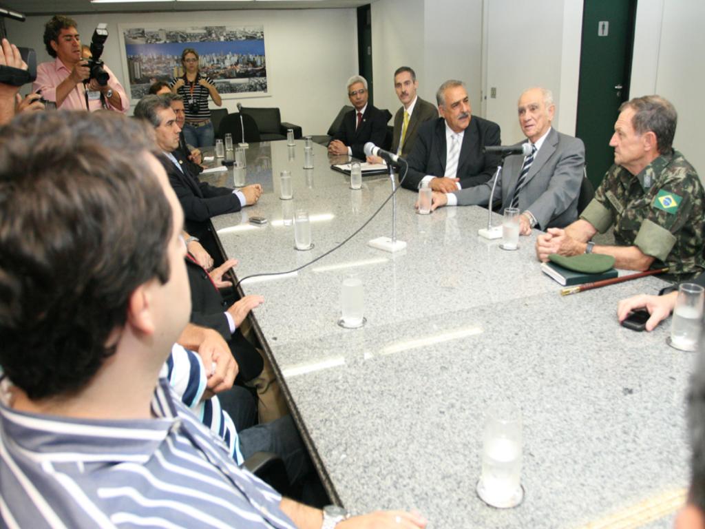 Imagem: Ministro Jorge (terno cinza) ao lado do presidente da Assembleia, Jerson Domingos