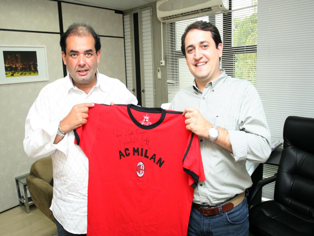 Imagem: Jota presenteou o deputado Marcio Fernandes com uma camisa do Milan