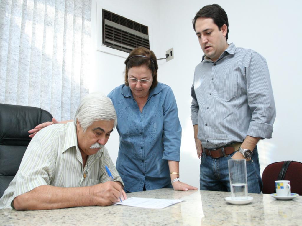 Imagem: Japino, Tânia Garib e do deputado Marcio Fernandes, durante assinatura, nesta manhã