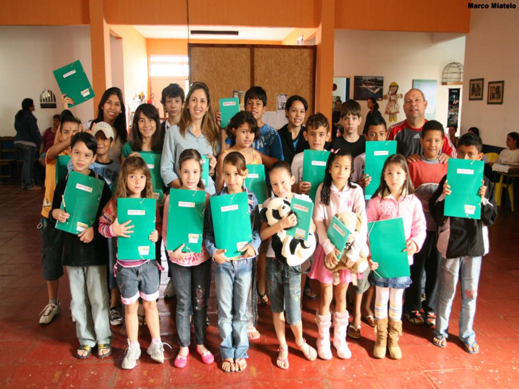 Imagem: Beatriz, Flávia e Jânio com as crianças atendidas pelo projeto