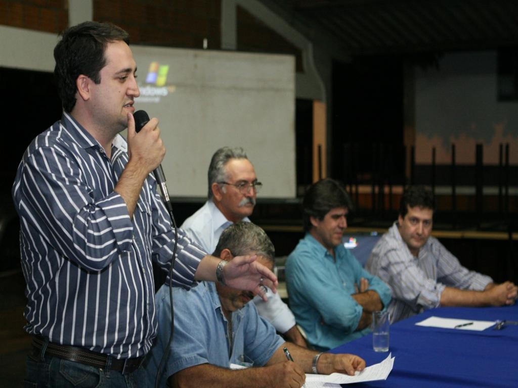 Imagem: Compõem a mesa Marcio Fernandes, Airan (de óculos), Celso e Márcio Menegazzo