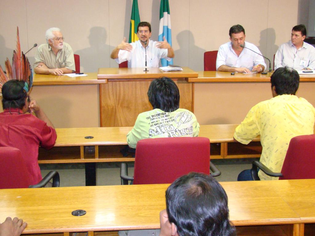 Imagem: Deputado Pedro Kemp em reunião com lideranças indígenas sobre a produção nas aldeias