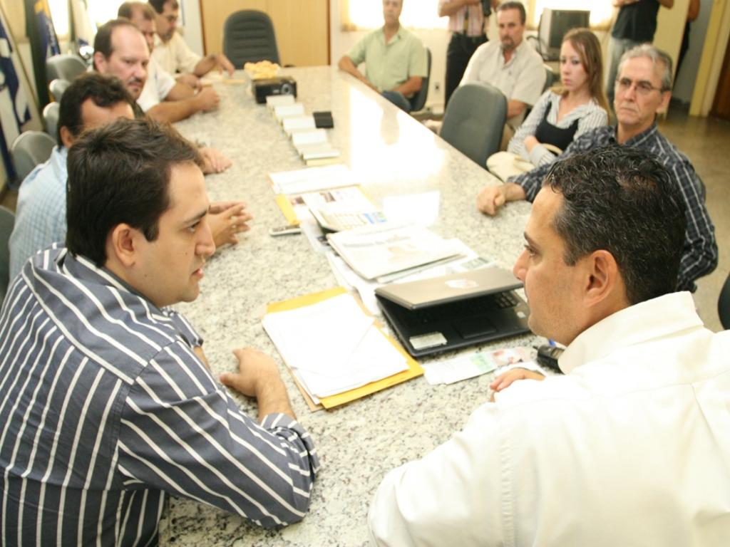 Imagem: Marcio Fernandes, Fauzi e Sebastiãozinho com os produtores da região do Taboco
