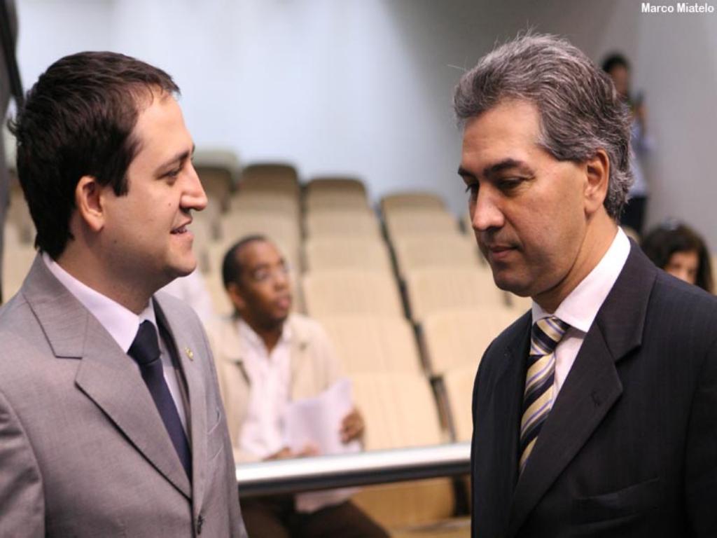 Imagem: Deputados Marcio Fernandes e Reinaldo Azambuja no Plenário da Assembleia