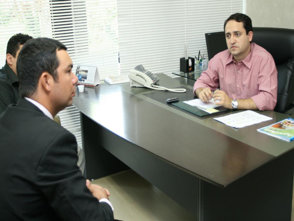 Imagem: Presidente do Sindicato, Celso Rocha, e o deputado Marcio Fernandes, no gabinete parlamentar