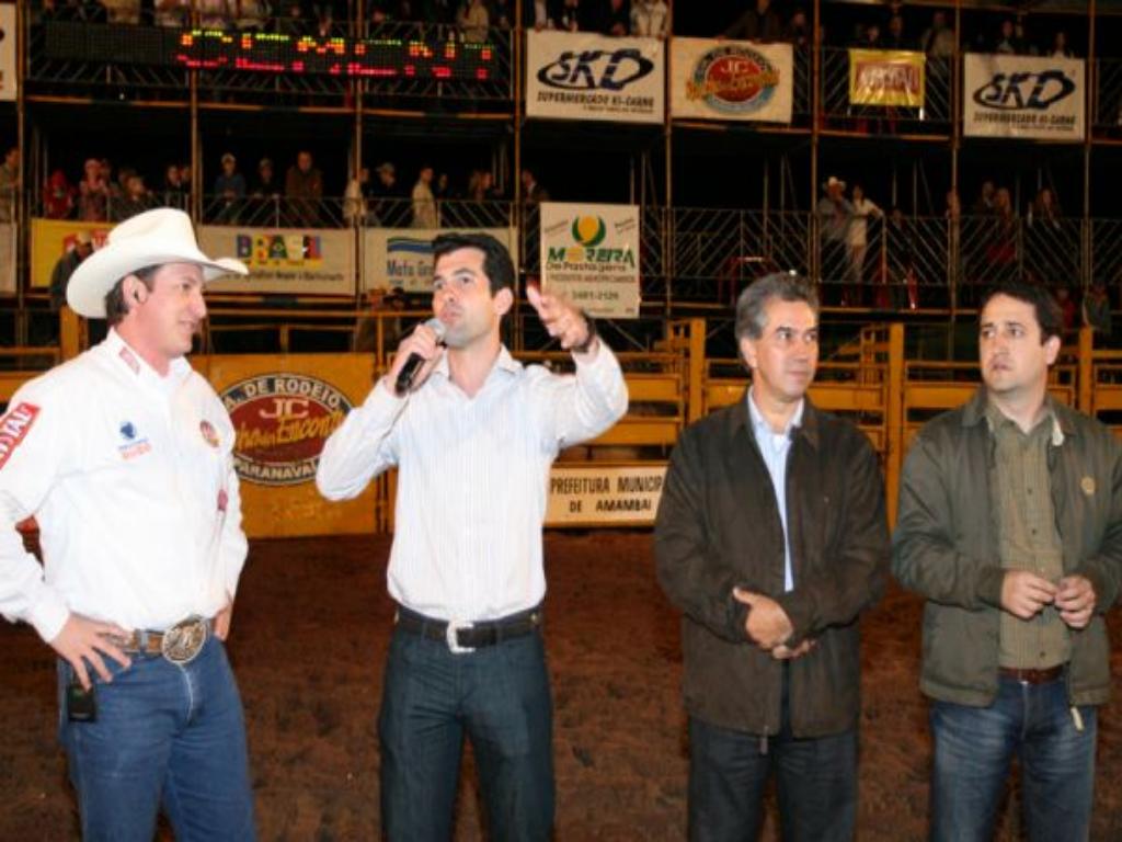 Imagem: Cristiano faz a abertura do rodeio da Expobai; à dir., Reinaldo e Marcio Fernandes acompanham