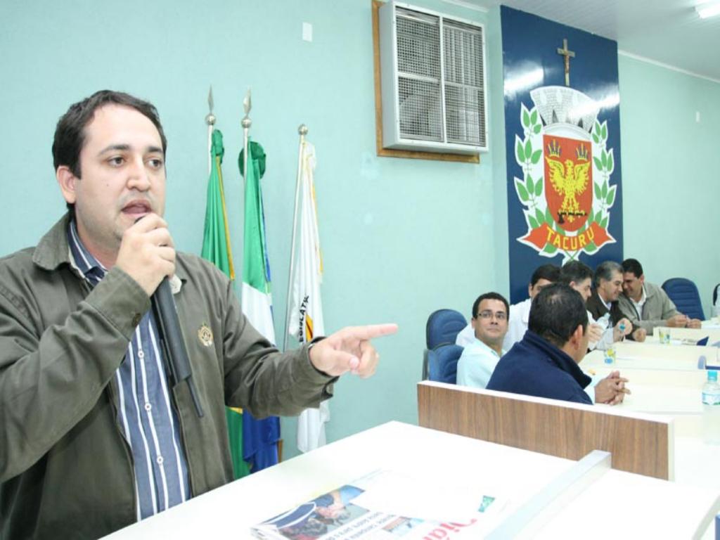 Imagem: Deputado Marcio Fernandes atende Tacuru em 2009 com emenda para escola estadual