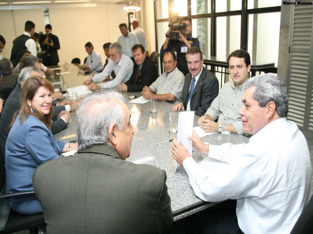 Imagem: Reunião do governador André com os deputados em julho deste ano