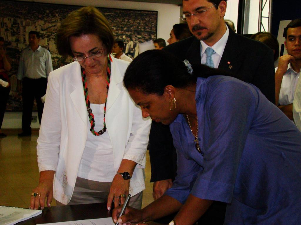 Imagem: Deputado Pedro Kemp, secretária de Educação, Nilene Badeca, e diretora de escola estadual