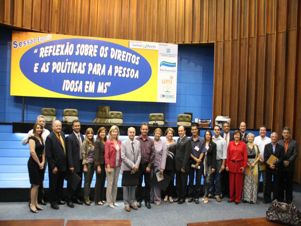 Imagem: Mochi e Colegiado de Assistência Social homenageiam prefeitos