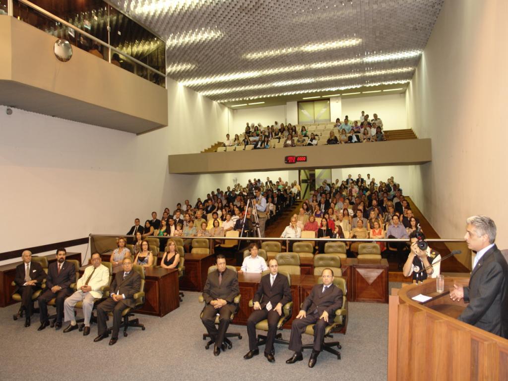 Imagem: Emoção marca solenidade de entrega de títulos na Assembleia