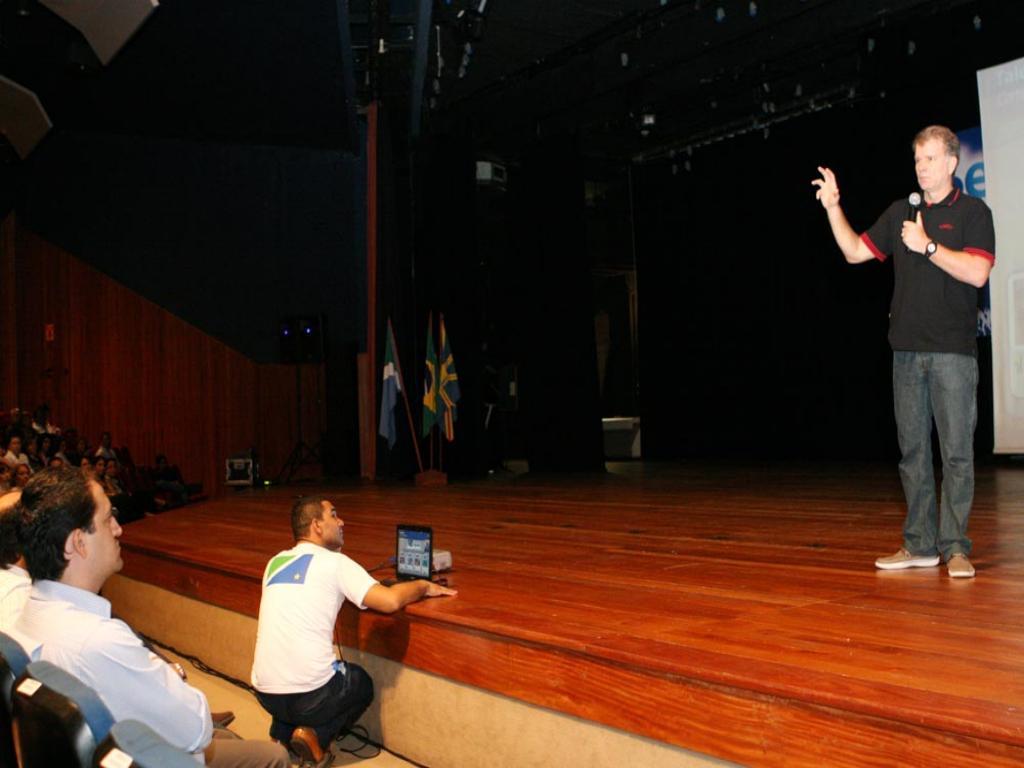 Imagem: Marcio Fernandes acompanha palestra do técnico de vôlei, Bernardinho