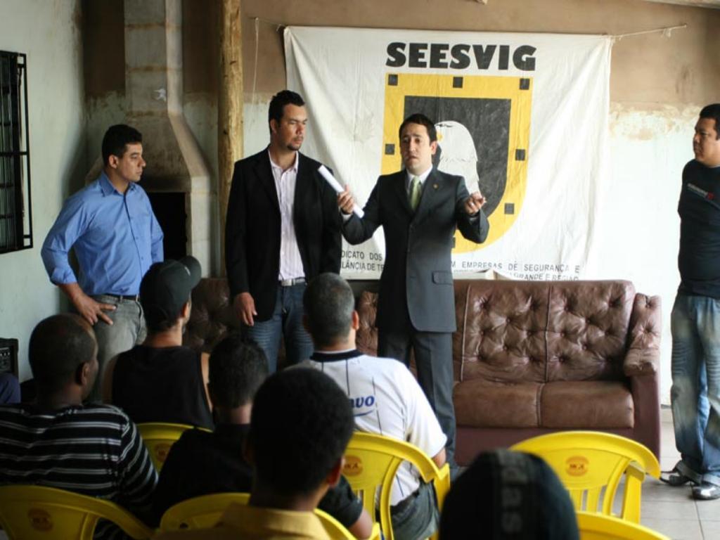 Imagem: Marcio Fernandes conversa com vigilantes na sede do Seesvig; ao lado, Celso Rocha