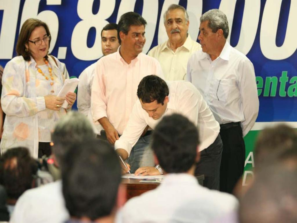 Imagem: No saguão da Assembleia Legislativa, Marcio Fernandes assina convênios para liberação de emendas