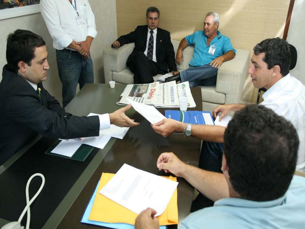 Imagem: Deputados Marcio Fernandes e Reinaldo Azambuja recebem ofício com reivindicações