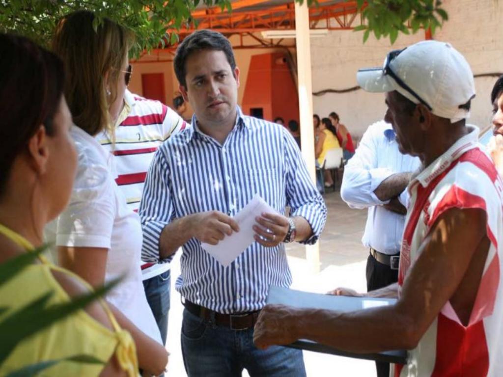 Imagem: Deputado conversa com a população em Santa Rita do Pardo
