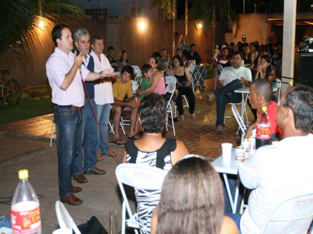 Imagem: Marcio Fernandes discursa em jantar na casa do vereador Jorginho do Gás, em Três Lagoas